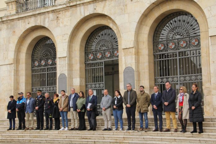 Minuto de silencio frente al Ayuntamiento de Palencia