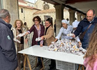 Reparto de fabiolines en PALENCIA - Día Mundial del Pan.jpeg