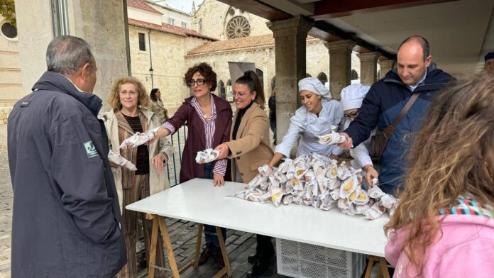 Reparto de fabiolines en PALENCIA - Día Mundial del Pan.jpeg