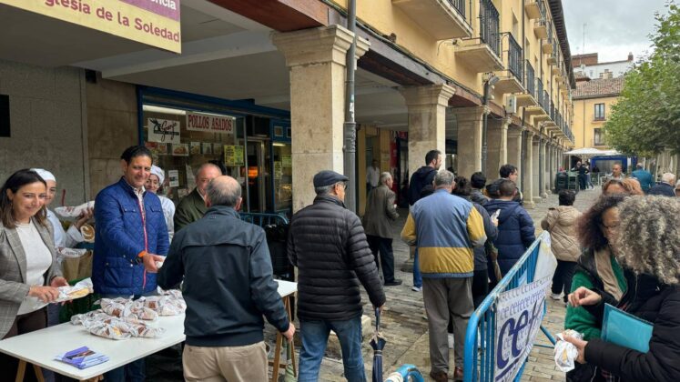 Reparto de fabiolines en PALENCIA - Día Mundial del Pan.jpeg