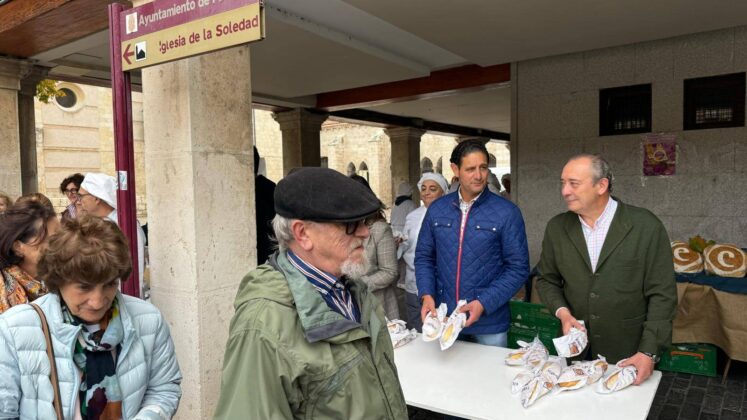 Reparto de fabiolines en PALENCIA - Día Mundial del Pan.jpeg