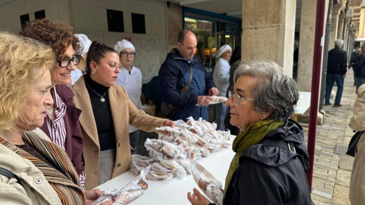 Reparto de fabiolines en PALENCIA - Día Mundial del Pan.jpeg