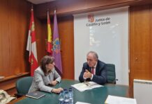 Reunión entre el delegado territorial de Palencia, José Antonio Rubio, y la alcaldesa de Cisneros, Rosa María Aldea