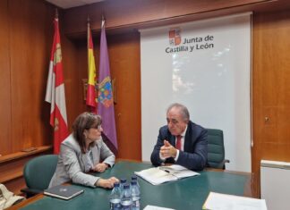 Reunión entre el delegado territorial de Palencia, José Antonio Rubio, y la alcaldesa de Cisneros, Rosa María Aldea