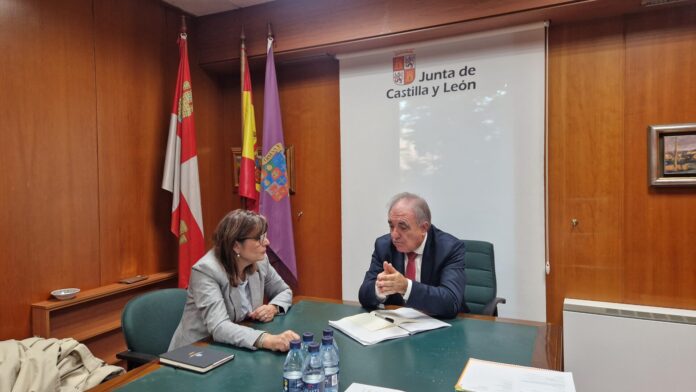 Reunión entre el delegado territorial de Palencia, José Antonio Rubio, y la alcaldesa de Cisneros, Rosa María Aldea