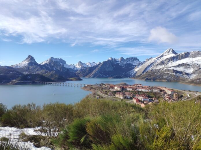 Pico Gilbo en Riaño y el pantano