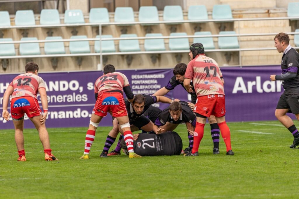 Rober y Guile protegen el oval en un momento del encuentro ante el Rugby Arroyo. Rugby Palencia