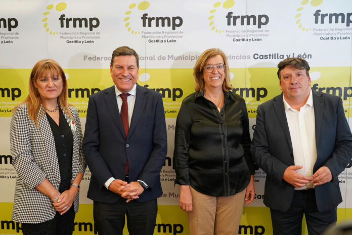 Miriam Chacón / ICAL . El consejero de Economía Carlos Fernández Carriedo junto al alcalde de Almazán Jesús Cedazo; la directora general de Tributos y la presidenta de la FRMP Ángeles Armisén en la Constitución de la Comisión de Economía, Hacienda y Fondos Europeos de la FRMP