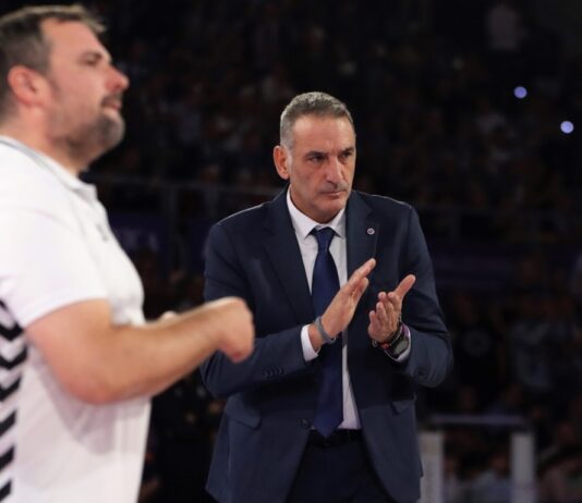 Luis Guil, entrenador del Palencia Baloncesto en su partido ante Movistar Estudiantes de la J4