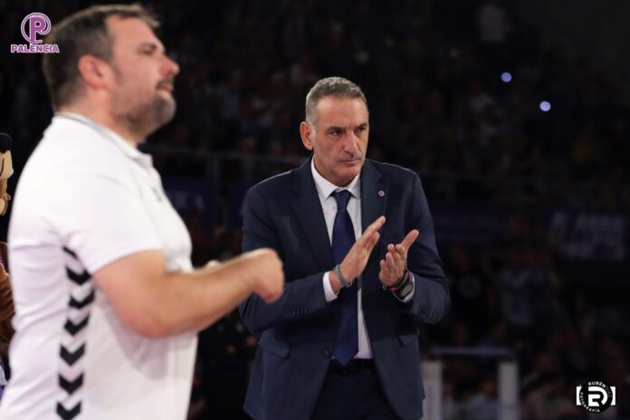 Luis Guil, entrenador del Palencia Baloncesto en su partido ante Movistar Estudiantes de la J4