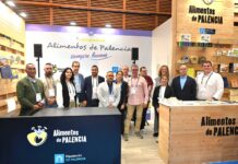 Productores, restauradores y delegación de la Diputación Provincial en el stand de Alimentos de Palencia.