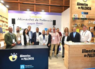 Productores, restauradores y delegación de la Diputación Provincial en el stand de Alimentos de Palencia.