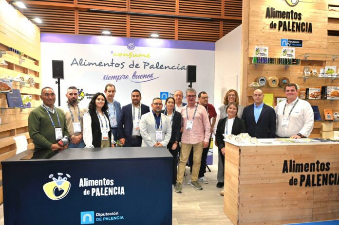 Productores, restauradores y delegación de la Diputación Provincial en el stand de Alimentos de Palencia.