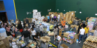 Voluntarios palentinos clasifican y paletizan las donaciones para enviar a Valencia