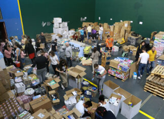 Voluntarios palentinos clasifican y paletizan las donaciones para enviar a Valencia