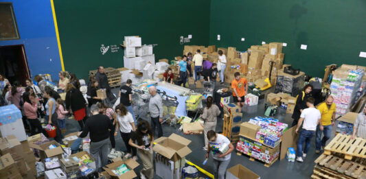 Voluntarios palentinos clasifican y paletizan las donaciones para enviar a Valencia