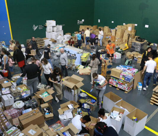 Voluntarios palentinos clasifican y paletizan las donaciones para enviar a Valencia