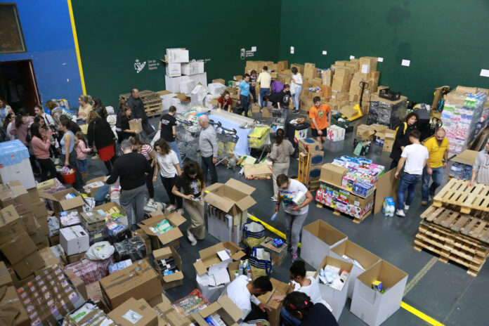 Voluntarios palentinos clasifican y paletizan las donaciones para enviar a Valencia