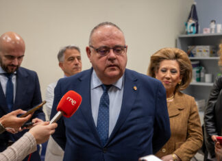 El consejero de Sanidad visita el hospital San Telmo de Palencia