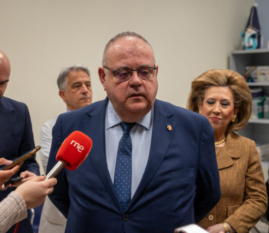 El consejero de Sanidad visita el hospital San Telmo de Palencia