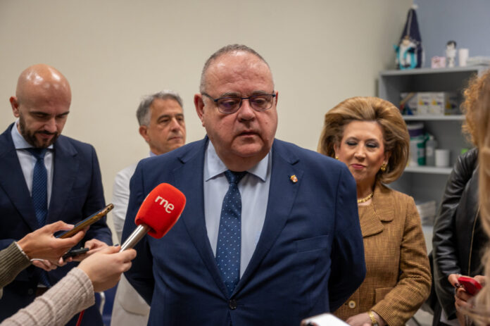 El consejero de Sanidad visita el hospital San Telmo de Palencia