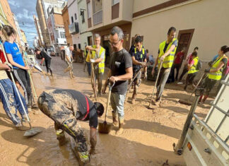 ICAL . Cinco bomberos de Segovia trabajan en la zona de la localidad valenciana de Alcudia realizando tareas de limpieza y rastreo de viviendas