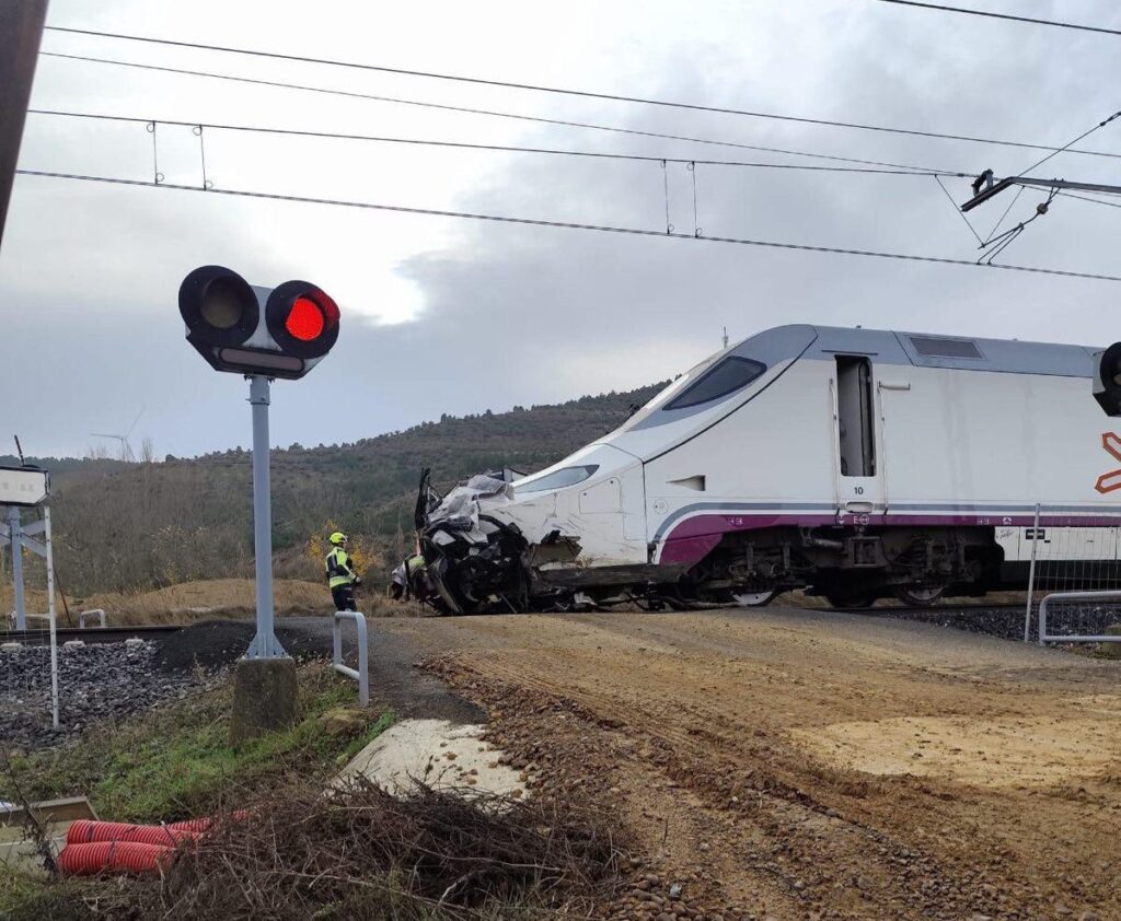 Al menos dos fallecidos en una colisión entre un tren y un turismo en Husillos