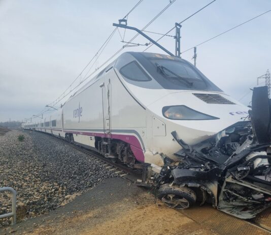 Al menos dos fallecidos en una colisión entre un tren y un turismo en Husillos