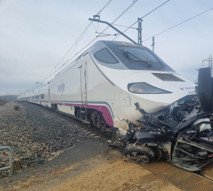 Al menos dos fallecidos en una colisión entre un tren y un turismo en Husillos