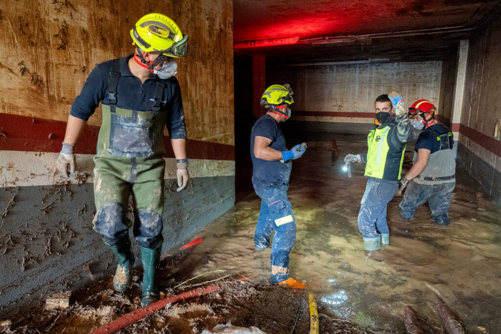 Bomberos de la Diputación de Palencia, realizan labores en los garajes de Aldaya (Valencia) - E. Margareto ICAL