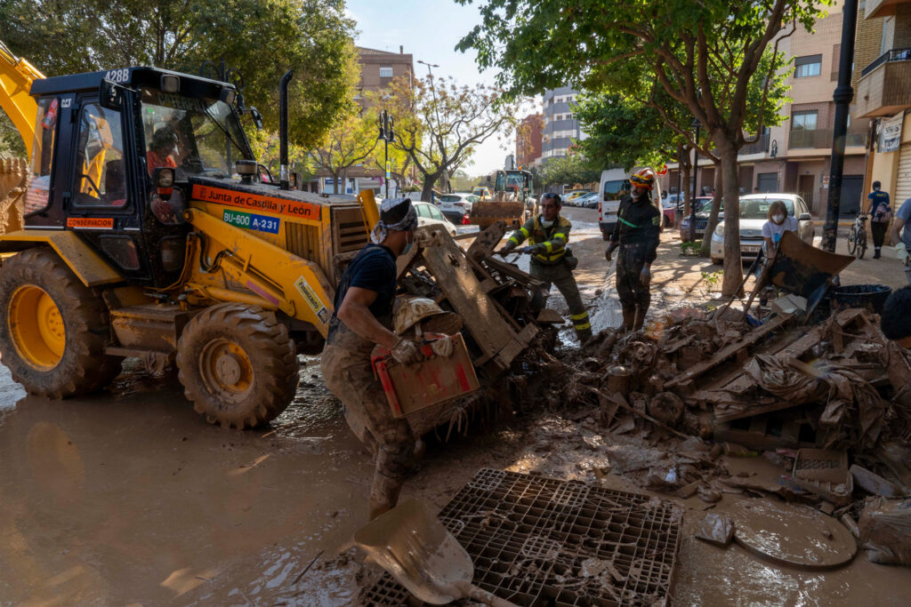 Bomberos-del-equipo-de-rescate-de-Castilla-y-León-en-Aldaya-(Valencia),-limpiando-las-calles.-E.-Margareto-ICAL-2