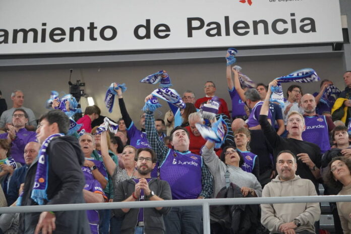 Las gradas en el Súper Agropal Palencia- Amics Castelló.