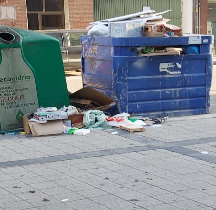 Imagen de basura en la ciudad aportada por Izquierda Unida-Podemos en Palencia