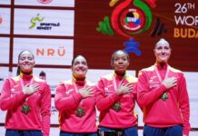 Nieto, segunda por la derecha, levanta junto a sus compañeras la copa de campeonas del mundo de karate