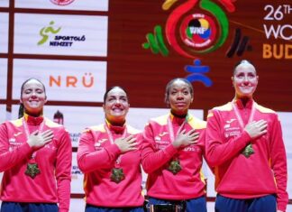 Nieto, segunda por la derecha, levanta junto a sus compañeras la copa de campeonas del mundo de karate