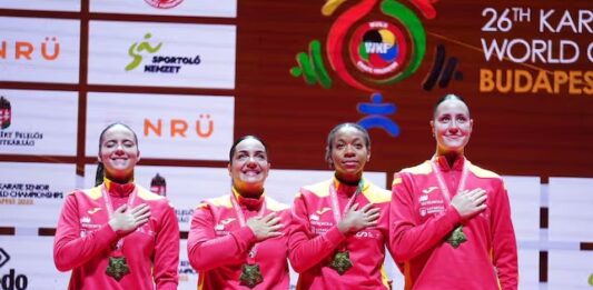 Nieto, segunda por la derecha, levanta junto a sus compañeras la copa de campeonas del mundo de karate