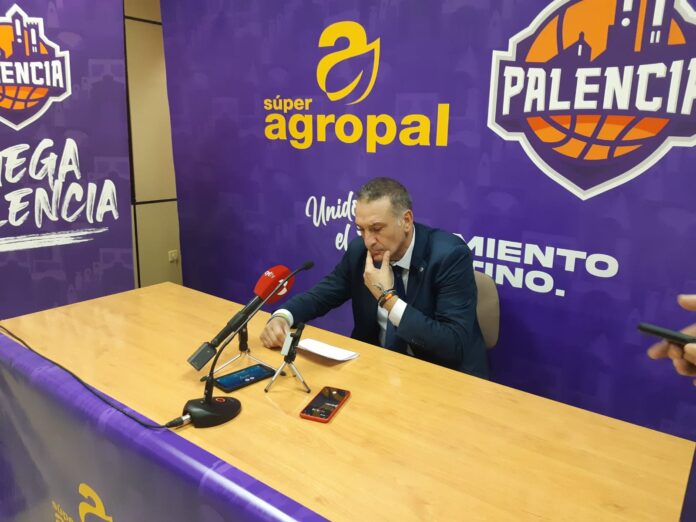 Luis Guil en rueda de prensa