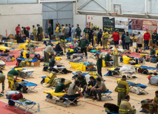 Polideportivo municipal Andrés Nicolás López Ruiz de Aldaya, donde 240 integrantes del dispositivo de Castilla y León descansan, una jornada más, para ayudar en las labores de rescate y limpieza causadas por la Dana en Valencia - E Margareto, ICAL