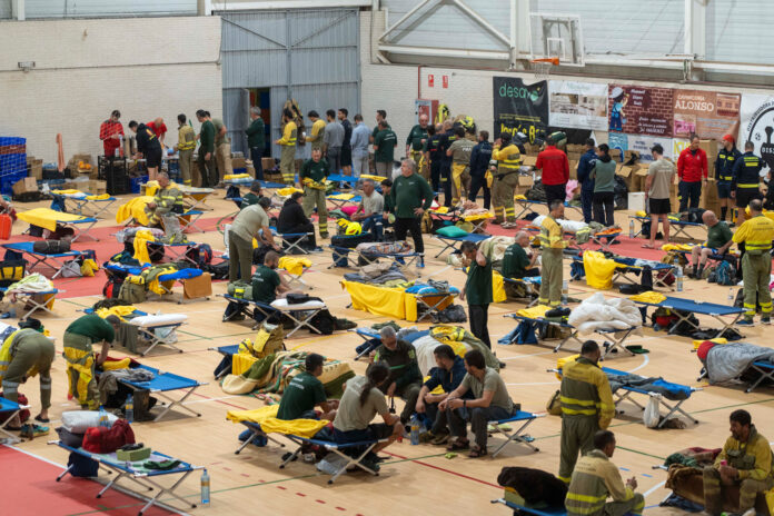 Polideportivo municipal Andrés Nicolás López Ruiz de Aldaya, donde 240 integrantes del dispositivo de Castilla y León descansan, una jornada más, para ayudar en las labores de rescate y limpieza causadas por la Dana en Valencia - E Margareto, ICAL