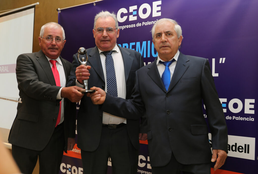 Brágimo / ICAL. El Premio IX Premio Trayectoria Empresarial de CEOE Palencia. En la imagen los hermanos Juan Jose, Raul y Eladio Rodriguez de la empresa Remolques Rodríguez, tras recibir el premio