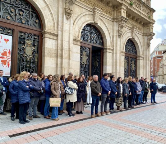 Un minuto de silencio y una declaración institucional para manifestar el rechazo institucional a la violencia contra las mujeres