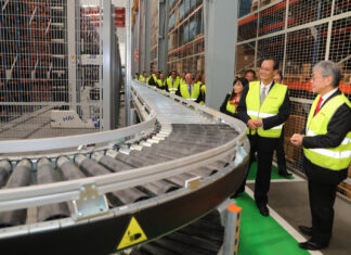 Brágimo / ICAL . Inauguración del nuevo Centro Logístico de Yazaki en Palencia. El evento cuenta con la presencia de altos ejecutivos de Yazaki Europa, Medio Oriente y África (Y-EMEA) y Nippon Express, así como del embajador de Japón en España, Takahiro Nakamae, y representantes de las autoridades locales y regionales, en la imagen el chairman Munenori Yamada (I) junto al embajador