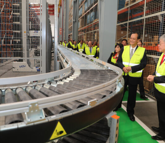 Brágimo / ICAL . Inauguración del nuevo Centro Logístico de Yazaki en Palencia. El evento cuenta con la presencia de altos ejecutivos de Yazaki Europa, Medio Oriente y África (Y-EMEA) y Nippon Express, así como del embajador de Japón en España, Takahiro Nakamae, y representantes de las autoridades locales y regionales, en la imagen el chairman Munenori Yamada (I) junto al embajador