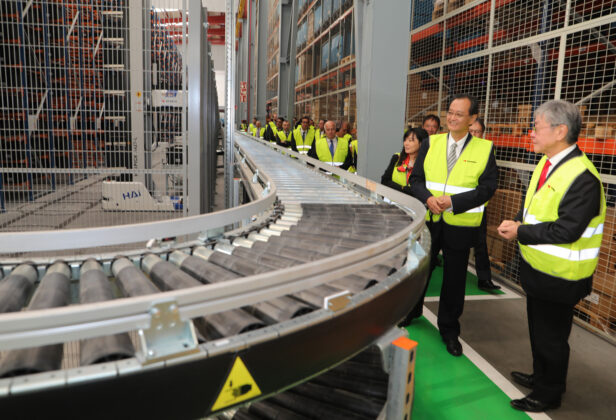 Brágimo / ICAL . Inauguración del nuevo Centro Logístico de Yazaki en Palencia. El evento cuenta con la presencia de altos ejecutivos de Yazaki Europa, Medio Oriente y África (Y-EMEA) y Nippon Express, así como del embajador de Japón en España, Takahiro Nakamae, y representantes de las autoridades locales y regionales, en la imagen el chairman Munenori Yamada (I) junto al embajador