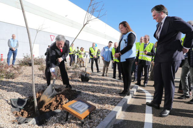 Brágimo / ICAL . Inauguración del nuevo Centro Logístico de Yazaki en Palencia. El evento cuenta con la presencia de altos ejecutivos de Yazaki Europa, Medio Oriente y África (Y-EMEA) y Nippon Express, así como del embajador de Japón en España, Takahiro Nakamae, y representantes de las autoridades locales y regionales, en la imagen el chairman Munenori Yamada (I) junto al embajador