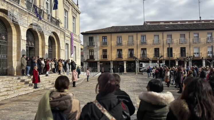 Manifiesto en conmemoración del Día Internacional contra la Violencia de Género en la Plaza Mayor de Palencia