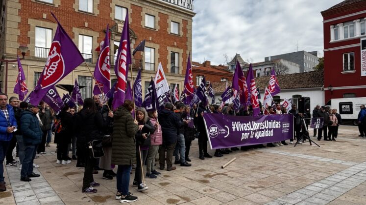 Manifiesto en conmemoración del Día Internacional contra la Violencia de Género en la Plaza de los Juzgados de Palencia