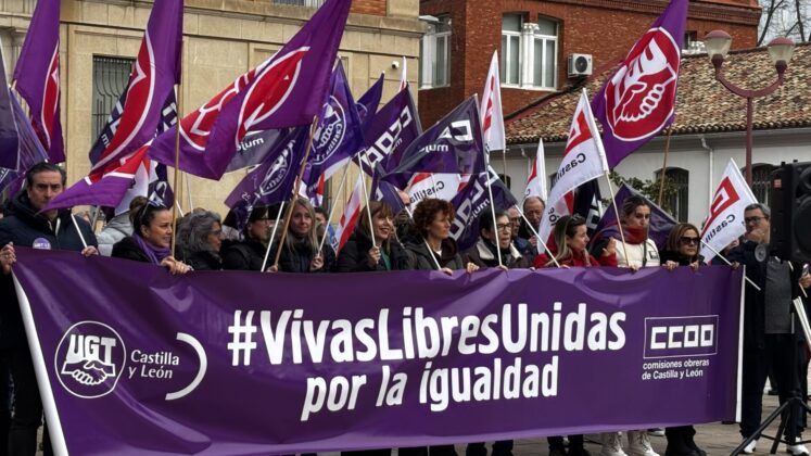 Manifiesto en conmemoración del Día Internacional contra la Violencia de Género en la Plaza de los Juzgados de Palencia