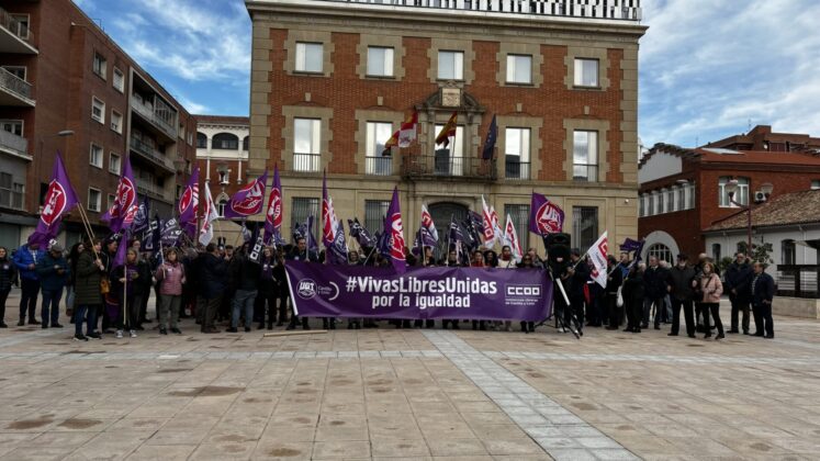 Manifiesto en conmemoración del Día Internacional contra la Violencia de Género en la Plaza de los Juzgados de Palencia