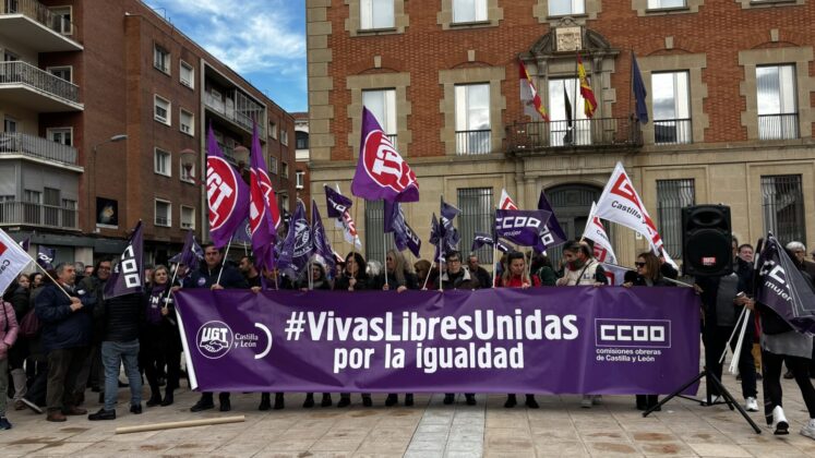 Manifiesto en conmemoración del Día Internacional contra la Violencia de Género en la Plaza de los Juzgados de Palencia